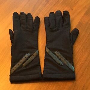 L'eggs Sheer Energy knit-lined stretch gloves in black. Nylon/spandex. NWOT.